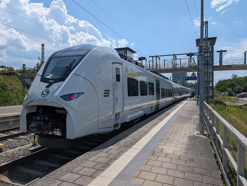 94 80 0463 424-2 D-DLB der Länderbahn auf der S5X in Leipzig Connewitz 94 80 0463 424-2 D-DLB der Länderbahn auf der S5X in Leipzig Connewitz
